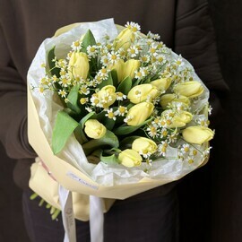 Кремовые тюльпаны и полевые ромашки размер М