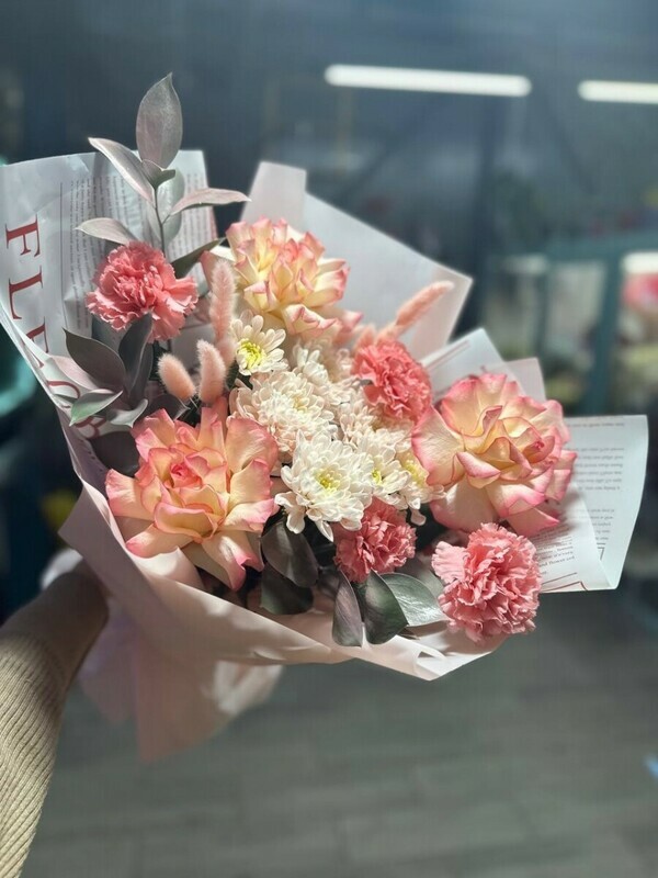 Nezhnij rozovij buket iz frantcuzskih roz, hrizantemi, diantusov, lagurusa i Ruskus a, standart