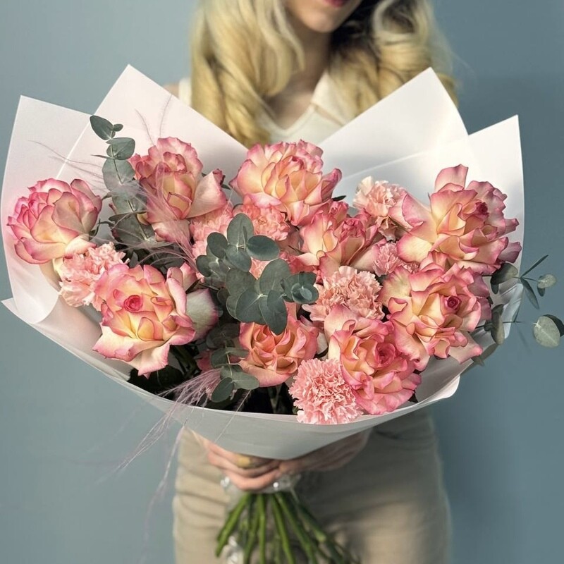 Rozovij buket iz frantcuzskih roz, diantusov, evkalipta i hrizantemi, standart