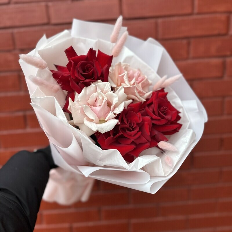 Buket miks iz rozovih i bordovih frantcuzskih roz, standart