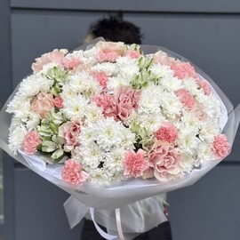 Роскошный букет из французских роз, альстромерии, хризантем, диантусов