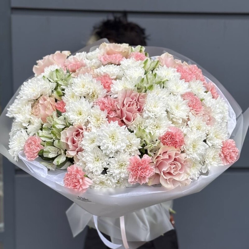 Роскошный букет из французских роз, альстромерии, хризантем, диантусов, стандартный