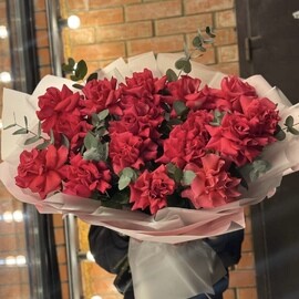 SHikarnij buket iz 17 frantcuzskih roz s evkaliptom