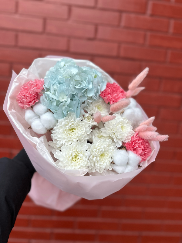 Zimnij buket s gortenziej,diantusami,hrizantemami i suhotcvetami, standart