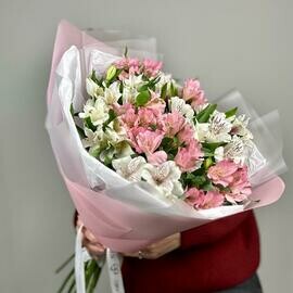 Большой букет из 15 стойких цветов: альстромерии белого и розового цвета