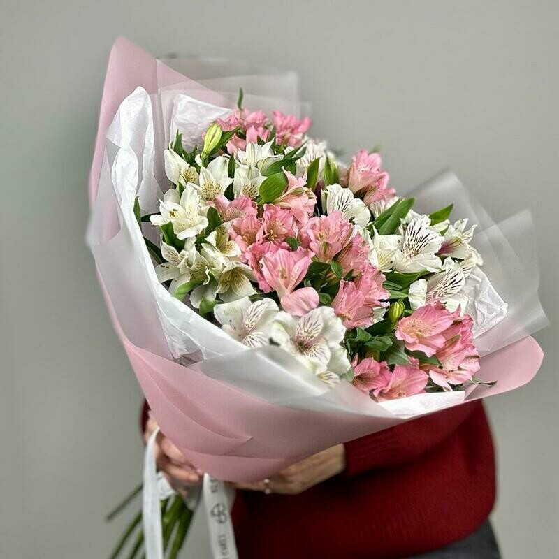 Большой букет из 15 стойких цветов: альстромерии белого и розового цвета, стандартный