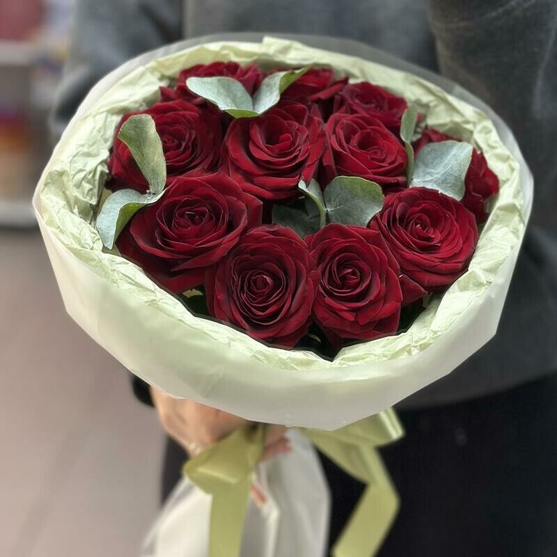 Buket iz 11 krasnih roz i evkalipta, standart