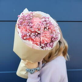 Букет из розового диантуса и гипсофилы