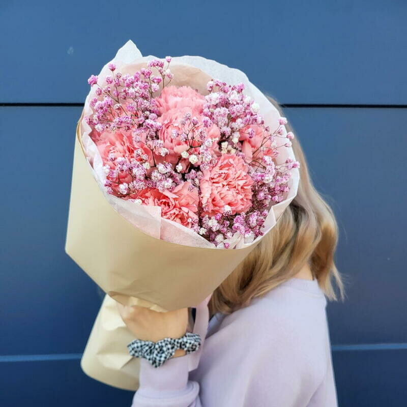 Buket iz rozovogo diantusa i gipsofili, standart