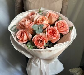 9 пионовидных роз