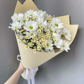 Buket kustovie romashki i hrizantema