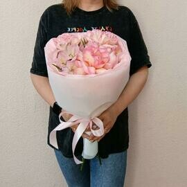 Розовые французские розы с альстромериями