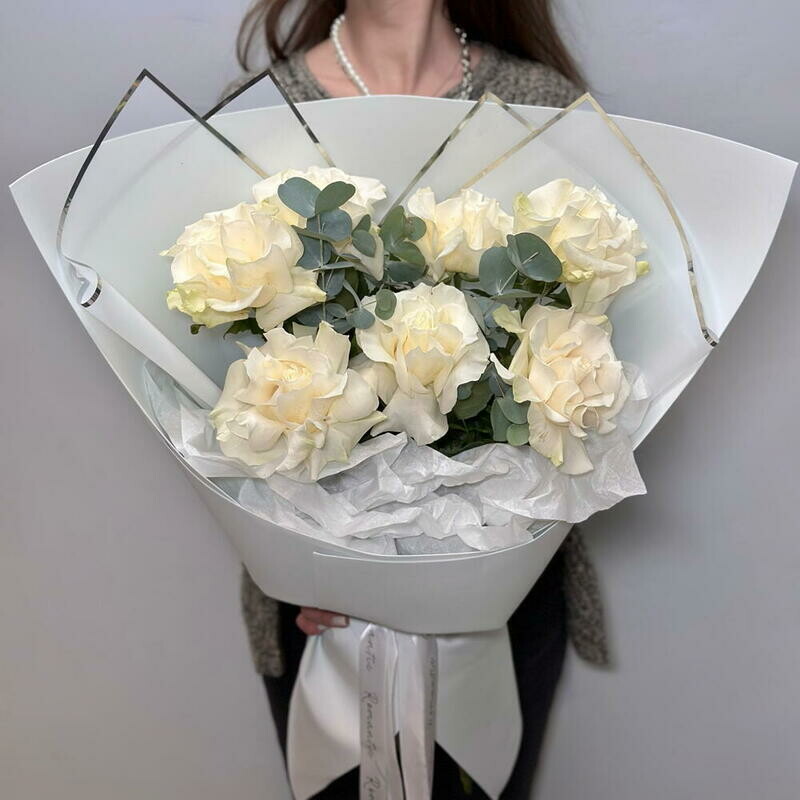 Belie frantcuzskie rozi s evkaliptom, monobuket iz 7 roz