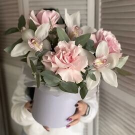 Орхидеи и французкие розы с эвкалиптом в коробке