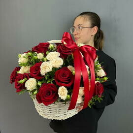 Корзина с кустовыми розами «Розы в Белых Кимоно»