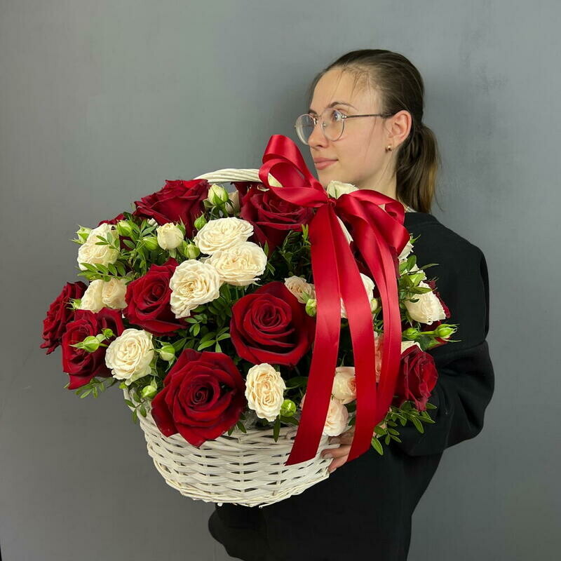 Корзина с кустовыми розами «Розы в Белых Кимоно», уменьшенный
