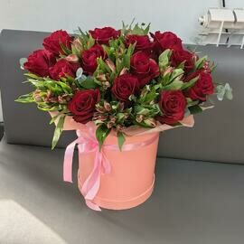 Цветы в коробке розы с Альстромерией