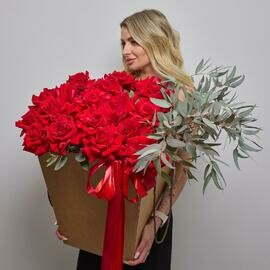 25 krasnih frantcuzskih roz v kraftovoj korobke