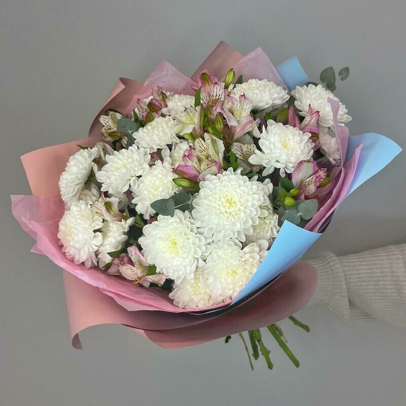 Нежный розовый букет с пушистой хризантемой альстромерией и эвкалиптом, стандартный