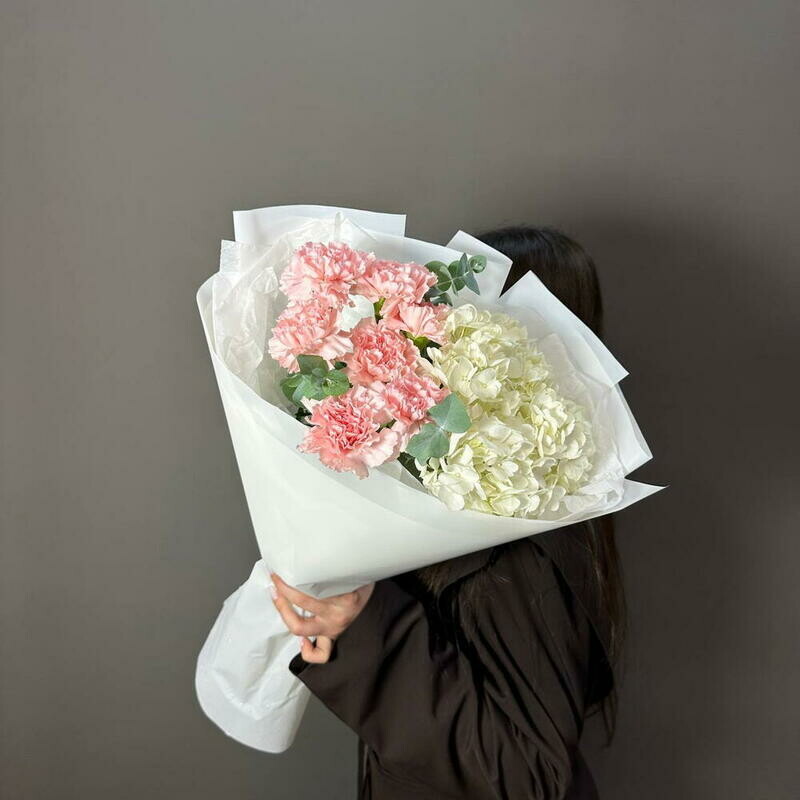 Букет из гортензии и 7 диантусов, стандартный