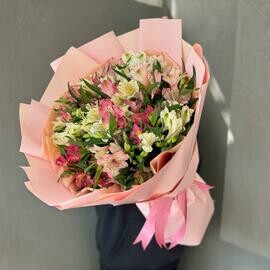 Пышный букет разноцветных альстромерий