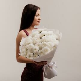 Охапка белых хризантем