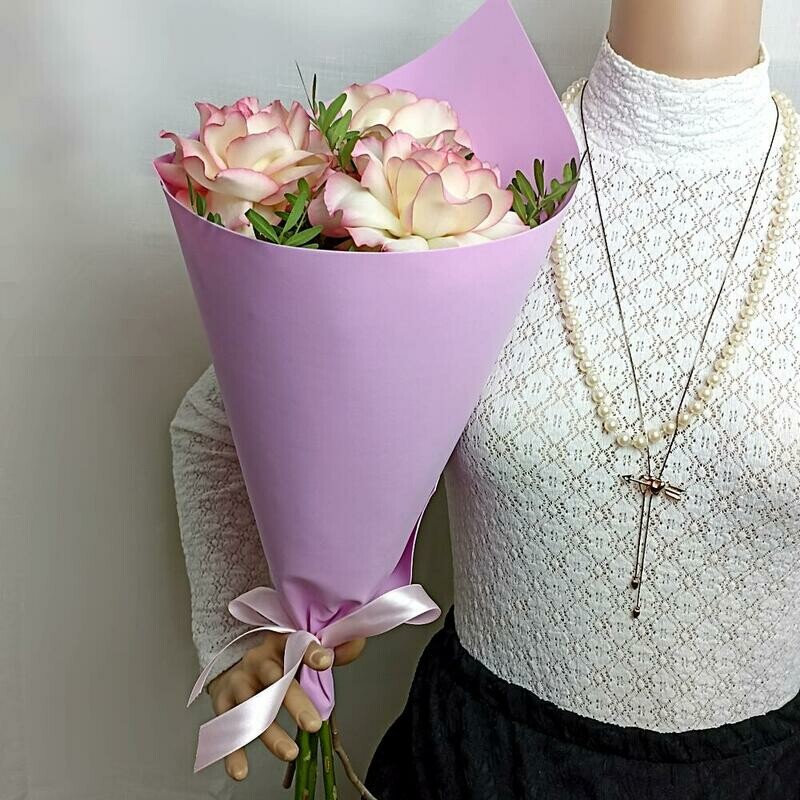 Розовая французская роза с зеленью, монобукет из 3 французских роз