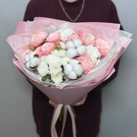 Букет из кустовых пионовидных роз с хлопком