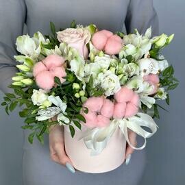 Композиция с розой, эустомой, альстромерией и хлопком