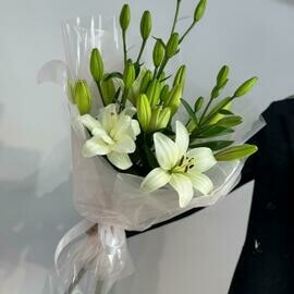 Букет из белых лилий