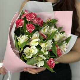 YArkie kustovie rozi i Al_stromeriya v nezhnom bukete