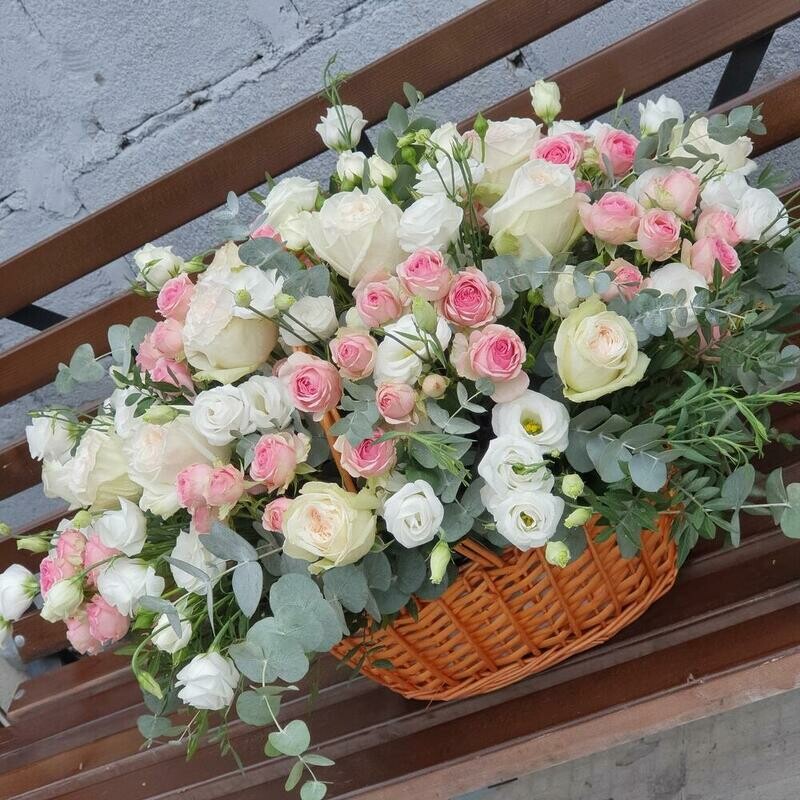 Korzina s pionovidnoj rozoj, evkaliptom i liziantusom, standart