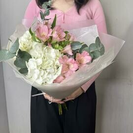 Милый букет с гортензией, альстромерией и эвкалиптом