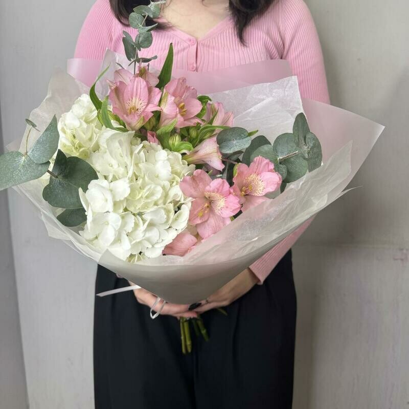 Milij buket s gortenziej, al_stromeriej i evkaliptom, standart