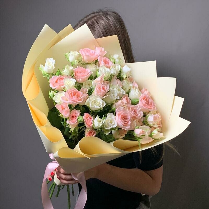 Букет 15 розовых и белых кустовых роз, стандартный