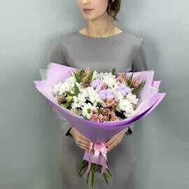 Авторский букет с хризантемой, альстромерией и хлопком