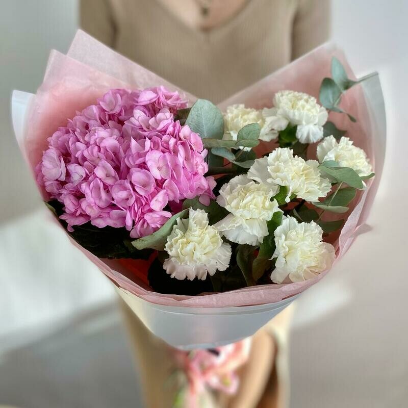 Розовые гортензии и белые диантусы, стандартный