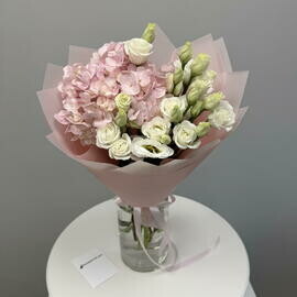 Букет из белой эустомы и розовой гортензии