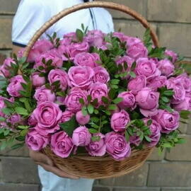 Корзина с цветами Кустовые пионовидные розы
