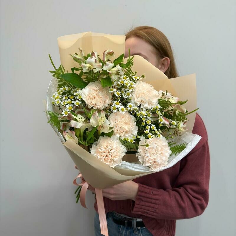 Buket iz kruzhevnih diantusov, romashki i al_stromerii, standart