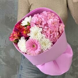 Nezhnij buket s gortenziej, gerberoj, al_stromeriej i hrizantemoj