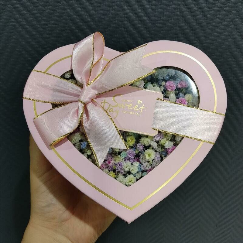 Цветочная композиция из гипсофилы в коробке Сердце, уменьшенный