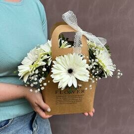 Stil_naya sumochka s belimi gerberami