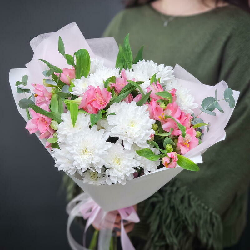 Пышный букет из хризантем и альстромерий, стандартный