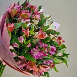 Яркий букет из стойких альстромерий