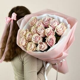 Krasivij buket iz 15 rozovih roz