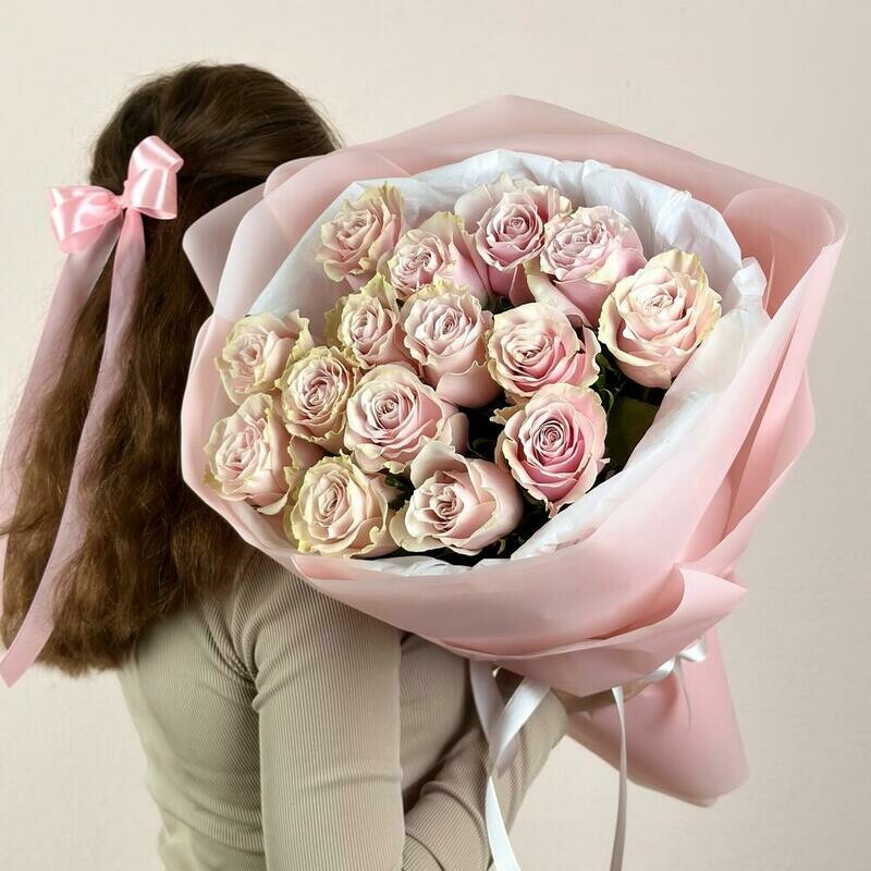 Красивый букет из 15 розовых роз, монобукет из 15 роз