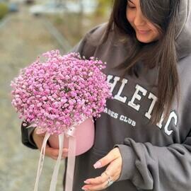 Розовая гипсофила в шляпной коробке