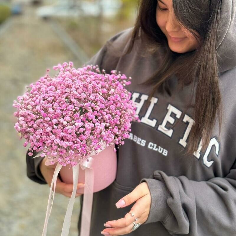 Розовая гипсофила в шляпной коробке, уменьшенный