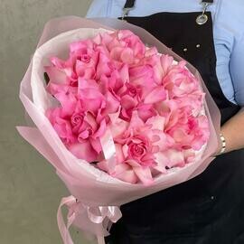 Ажурный букет из 7 французских розовых роз